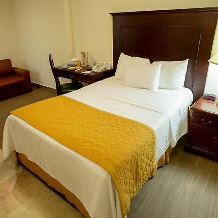 Hotel Plaza Calzada Monterrey Kültér fotó