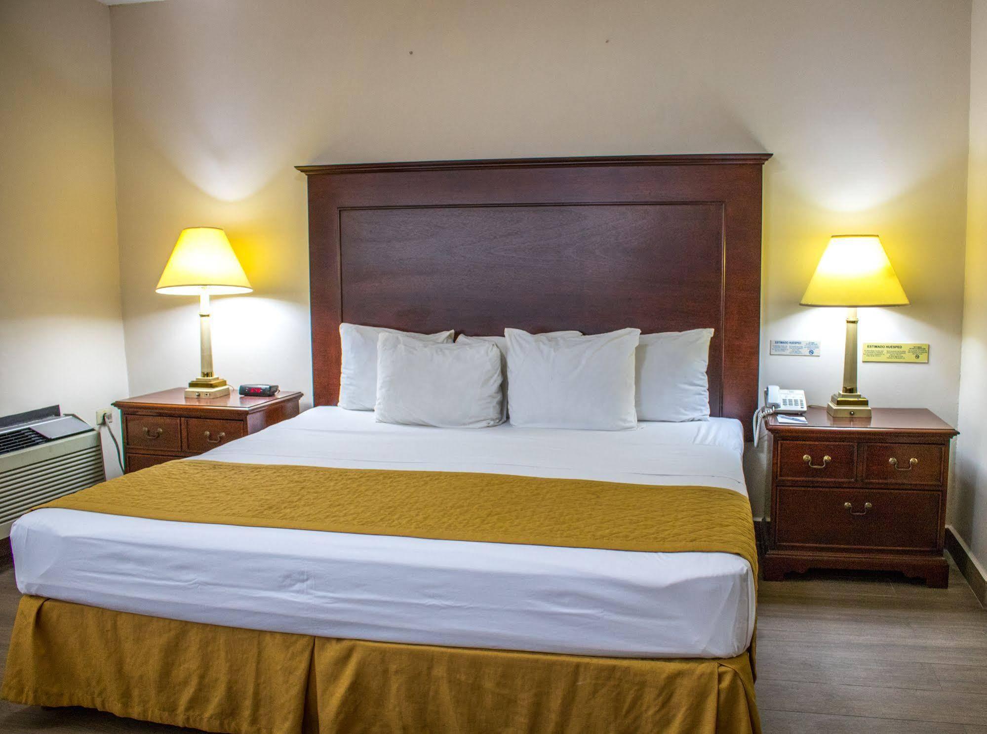 Hotel Plaza Calzada Monterrey Kültér fotó