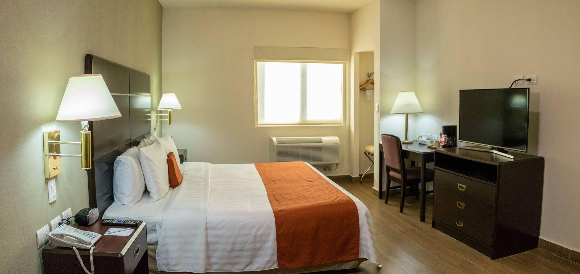 Hotel Plaza Calzada Monterrey Kültér fotó