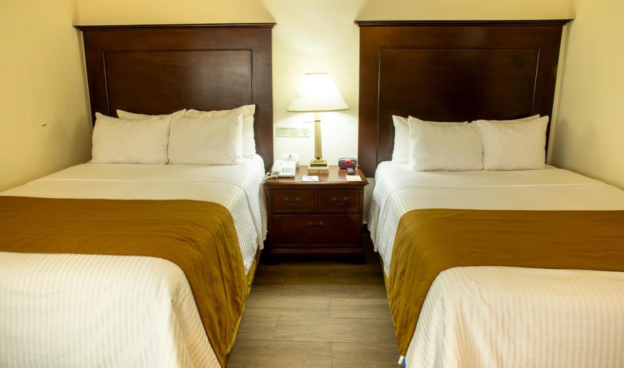 Hotel Plaza Calzada Monterrey Kültér fotó